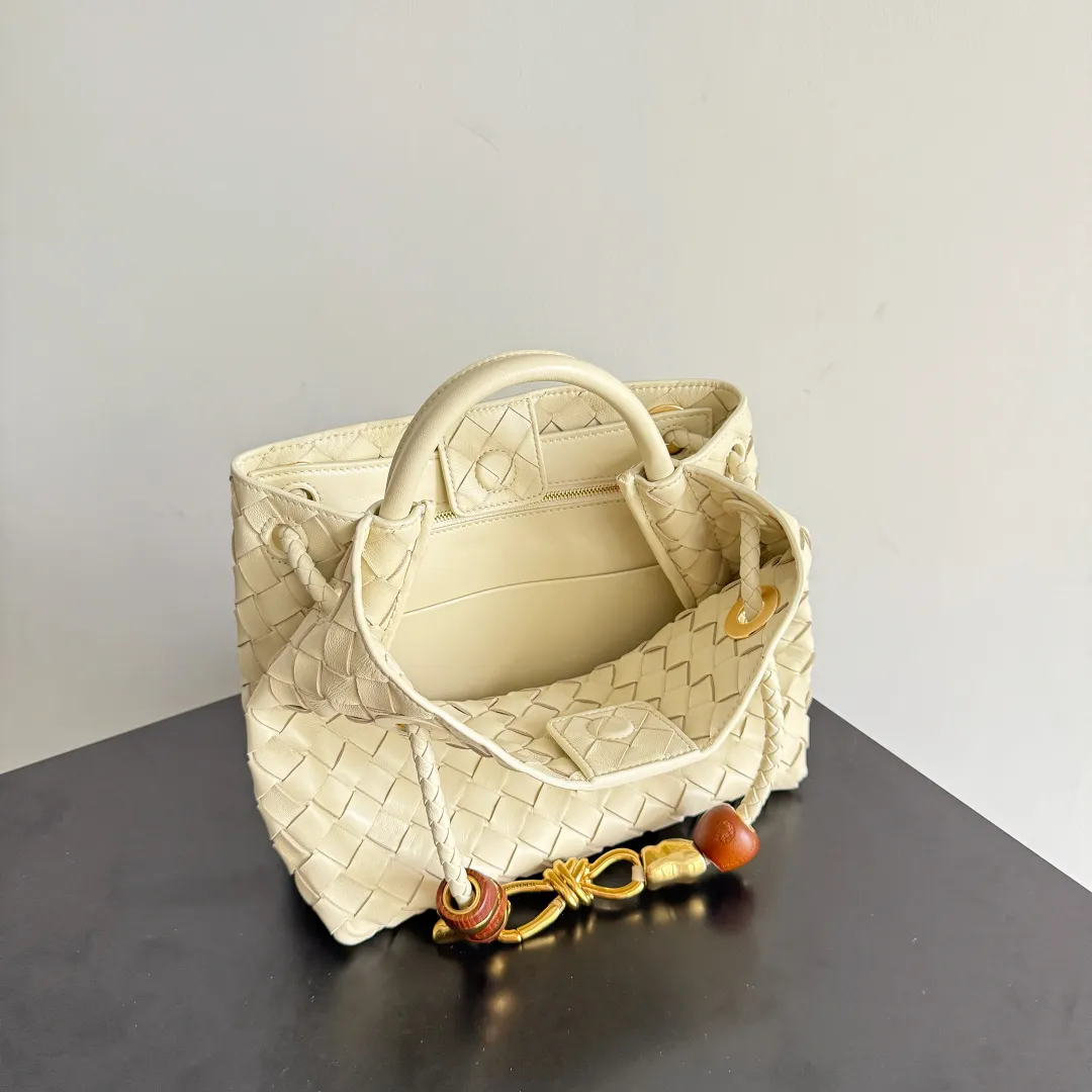 The new Andiamo batch of 3060 BV is shipped‼ ️The classic intercciato weaving process is used to create a soft bag, the metal knot is made of micro-cast aluminum using jewelry technology🪢, and the decorative beads are made of metal and hand-polished oak, allowing you to jump repeatedly between elegance and fun💃, making it unpredictable. Classic and versatile, it shows off your temperament, and the bag has a large capacity, making it very convenient for daily commuting! It has a variety of carrying methods, the shoulder straps can be adjusted by yourself, the original lambskin feels soft and delicate, and the unisex style breaks gender boundaries and brings a more practical and long-lasting use experience. The Andiamo, which has both elegant and casual styles, perfectly interprets the "fashionable old money style". Style number: 743568+wood hardware Color: Ice cream Size: 25*22*10.5cm